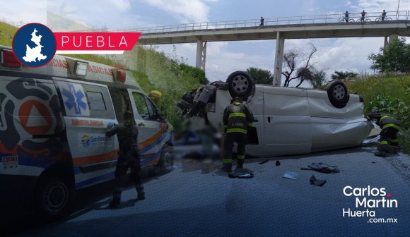 Camioneta mercantil se voltea en Periférico Ecológico; muere una persona