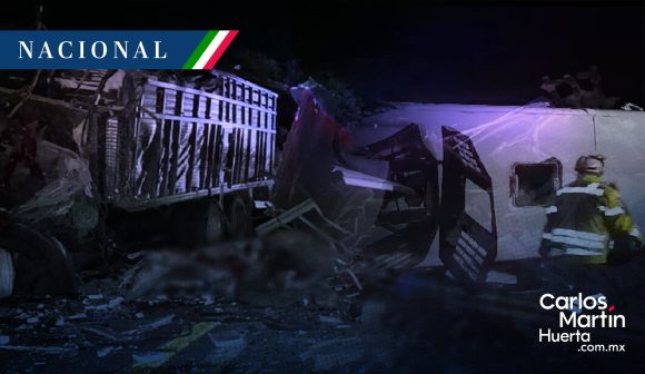 Choque de tráiler y autobús con migrantes dejan 15 muertos en la Tehuacán-Oaxaca