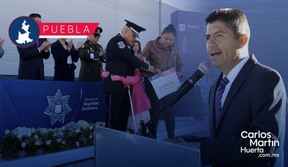 Condecoran a policías municipales y entregan útiles escolares para sus hijos