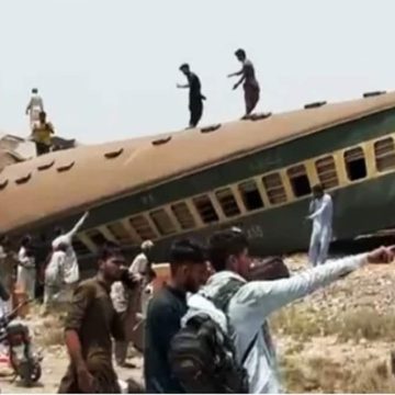 Descarrilamiento de tren en Pakistán deja 28 muertos  