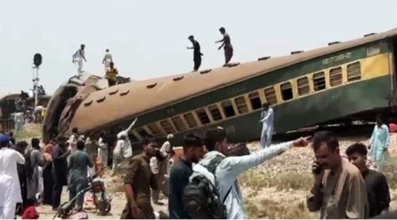 Descarrilamiento de tren en Pakistán deja 28 muertos  