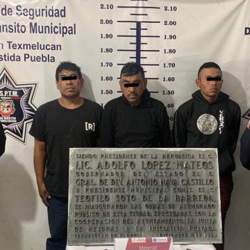 Roban placa histórica en Texmelucan; son detenidos