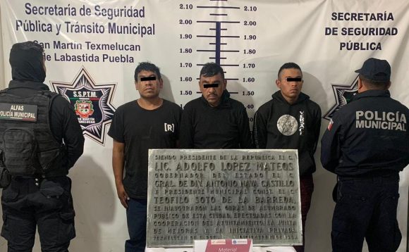 Roban placa histórica en Texmelucan; son detenidos