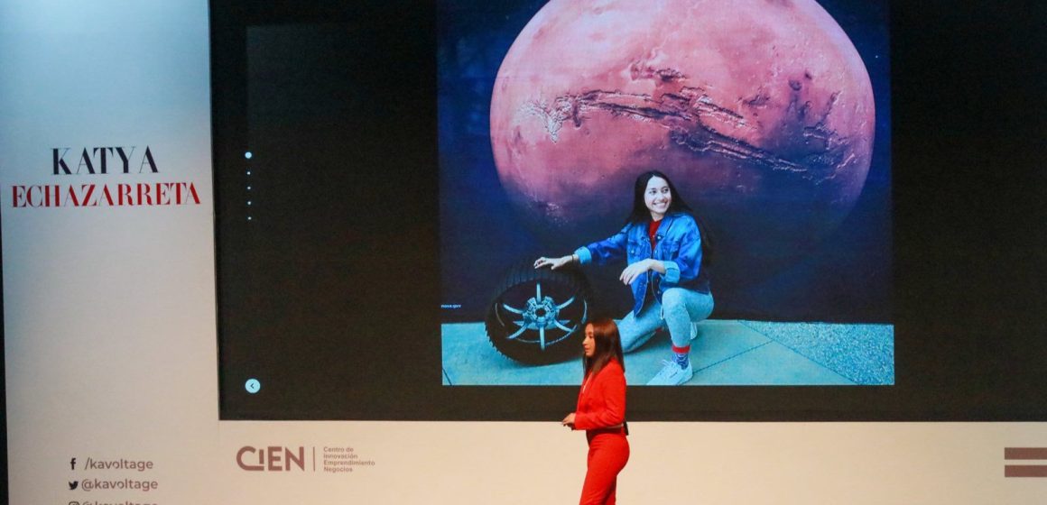 Cierran curso de verano con primera astronauta mexicana, Katya Echazarreta