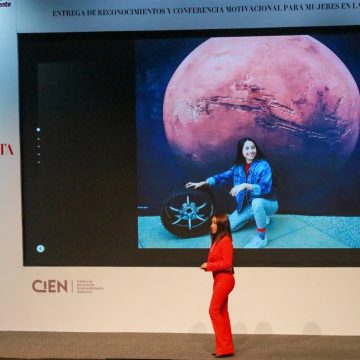 Cierran curso de verano con primera astronauta mexicana, Katya Echazarreta
