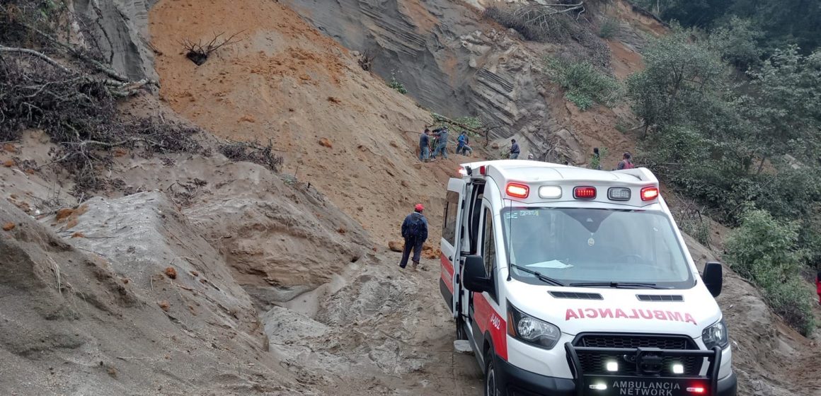 Rescatan a dos de tres personas atrapadas un alud en Tlatlauquitepec