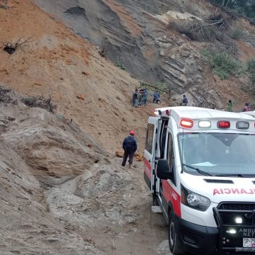 Rescatan a dos de tres personas atrapadas un alud en Tlatlauquitepec