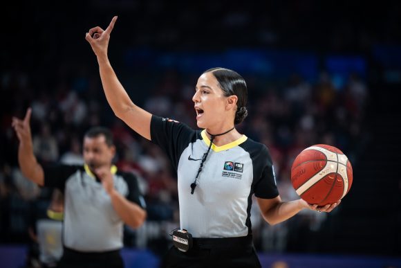 F4ds3PKWsAEfOCG Blanca Burns primera mujer árbitro en dirigir un partido en Copa Mundial de Basquetbol FIBA