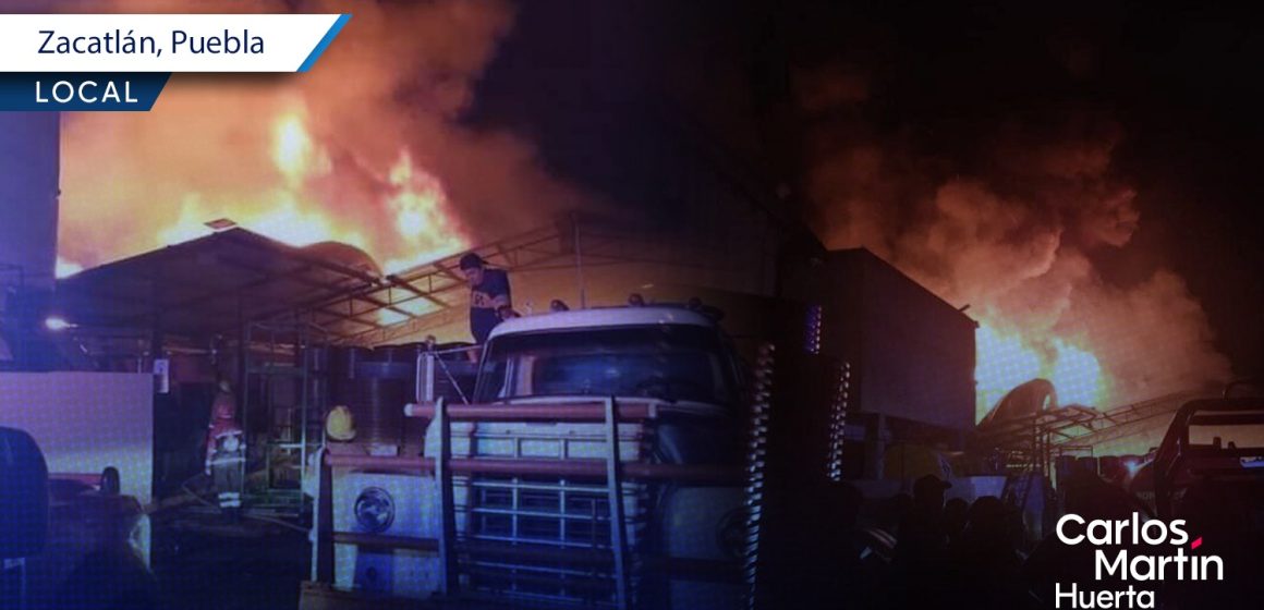 Fabrica de plásticos arde en llamas en Zacatlán