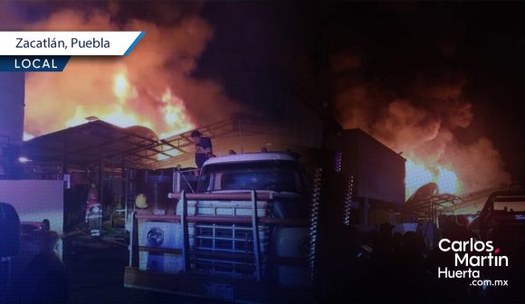 Fabrica de plásticos arde en llamas en Zacatlán