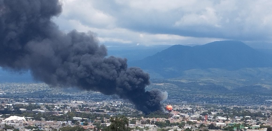 (VIDEO) Se registra fuerte incendio en fábrica de químicos en Chicoloapan
