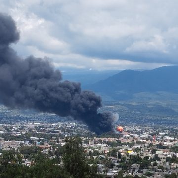 (VIDEO) Se registra fuerte incendio en fábrica de químicos en Chicoloapan