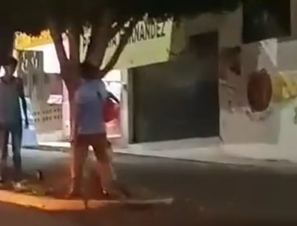Maltrato animal - Michoacán Hombre ahorca a perro en plena vía pública en Tarímbaro