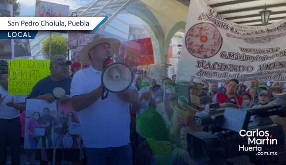 Manifestación en San Pedro Cholula; piden la renuncia de Paola Angon
