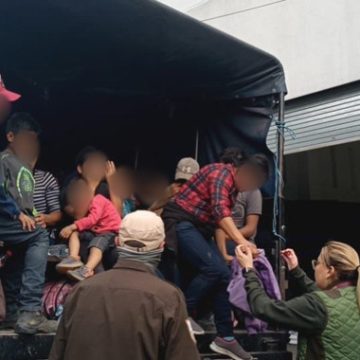 Ubican a casi 500 migrantes en un predio de Puebla