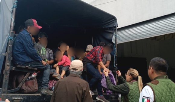 Ubican a casi 500 migrantes en un predio de Puebla