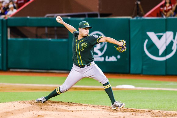 Los Pericos pegan primero en serie de postemporada ante El Águila