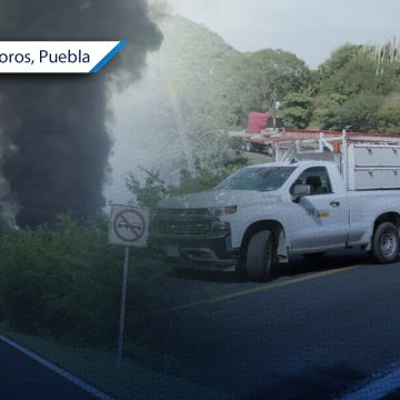 (VIDEO) Choca y explota pipa en carretera Izúcar – Acatlán