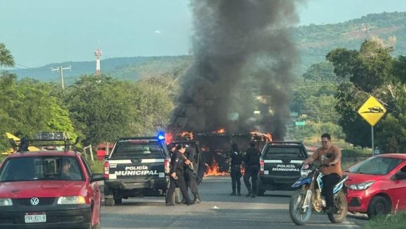 (VIDEO) Queman negocios y vehículos en Michoacán