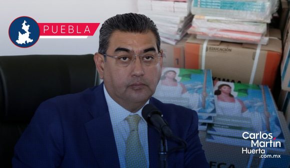 Sergio Salomón defiende los libros de texto gratuitos de la SEP; se repartirán en Puebla