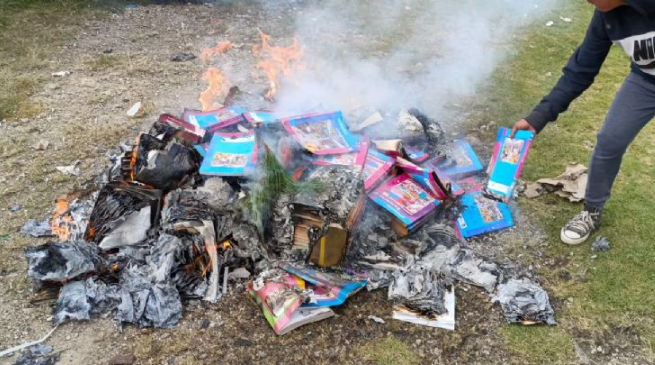 En Chiapas padres de familia incendian libros de texto de la SEP