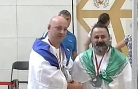 Sin título Suspende Irán de por vida a levantador de pesas por dar la mano a un israelí