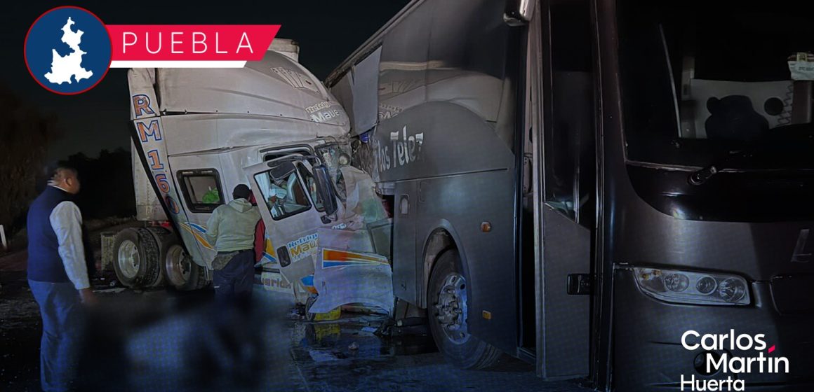 Tráiler choca contra camión de Los Telez en la Puebla-Orizaba; mueren 2 integrantes