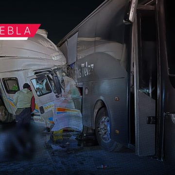 Tráiler choca contra camión de Los Telez en la Puebla-Orizaba; mueren 2 integrantes