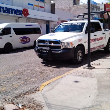 Comando armado asalta a empleados y cuentahabientes del Banamex de Tecamachalco