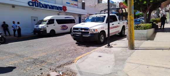 Comando armado asalta a empleados y cuentahabientes del Banamex de Tecamachalco