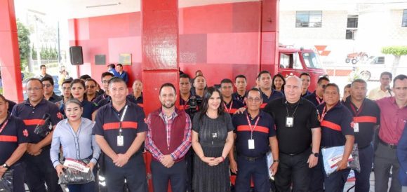 Entregan incentivos económicos y uniformes a bomberos de Texmelucan