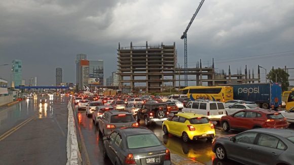 Inundado paso vehicular en Vía Atlixcáyotl altura de Lomas Angelópolis