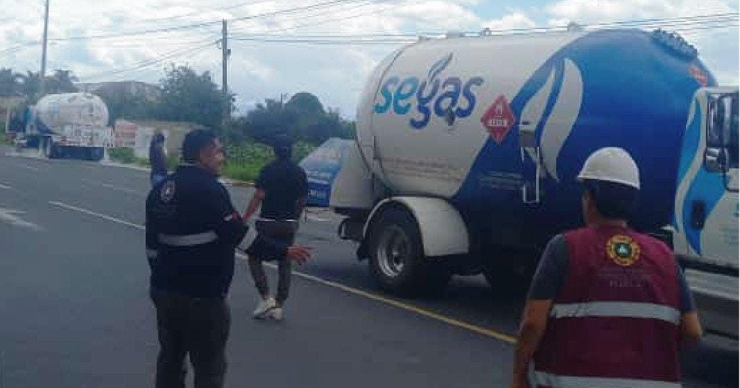 Cerrada la federal Puebla – México por fuga de gas LP de un autotanque