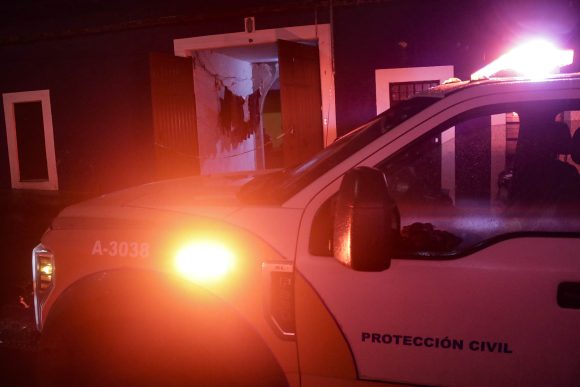 NOTA ROJA . COLAPSO DE TECHO Una persona fue rescatada tras colapsar techo de una vivienda en el Barrio El Alto