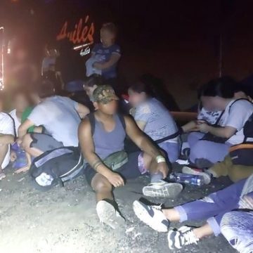 Se descarrila camioneta con 27 migrantes extranjeros en Veracruz