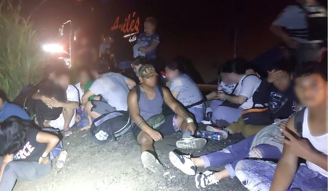 Se descarrila camioneta con 27 migrantes extranjeros en Veracruz