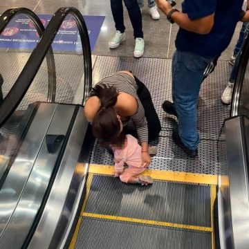 Dedo de niña de 2 años queda atorado en escalera eléctrica