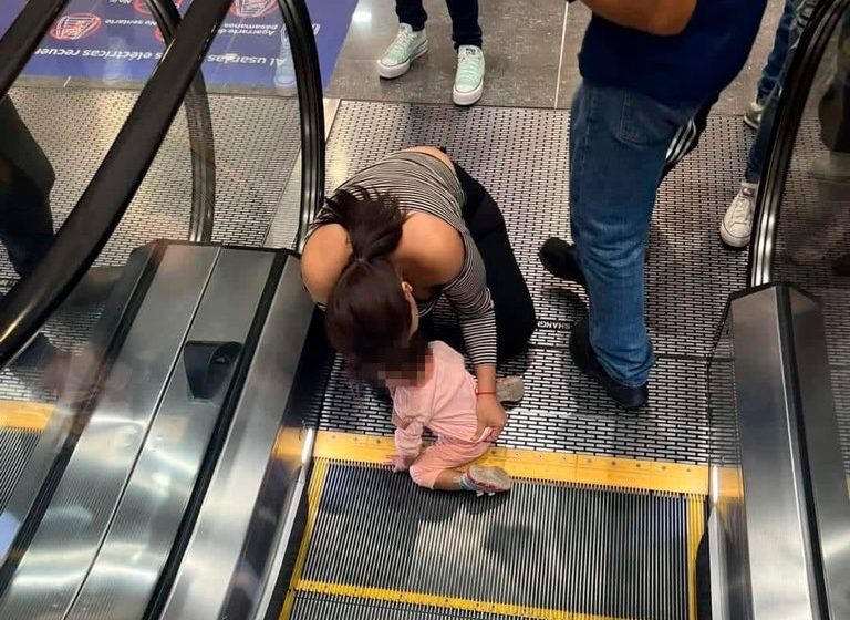 Dedo de niña de 2 años queda atorado en escalera eléctrica