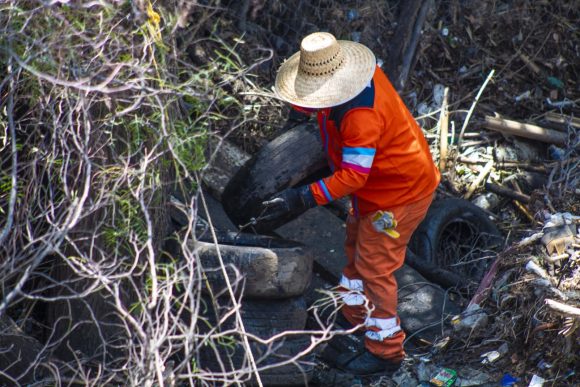 OOSL retiró 11 toneladas de llantas del Río Atoyac