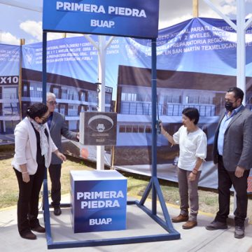 Colocan la primera piedra para nuevos edificios en la Preparatoria Emiliano Zapata, en San Martín Texmelucan