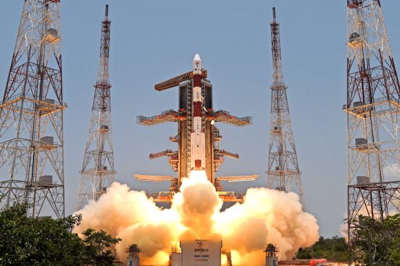 India lanza con éxito su primera misión para estudiar el sol