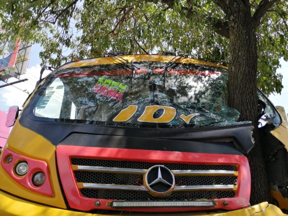 Choque de Ruta 10 deja 19 pasajeros lesionados frente a Plaza Dorada