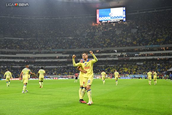 América golea a Chivas y se vuelve a llevar el Clásico