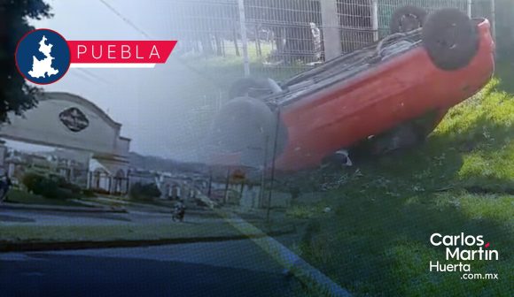 Coche termina volteado frente a Panteón Jardín Eterno; no vio un tope