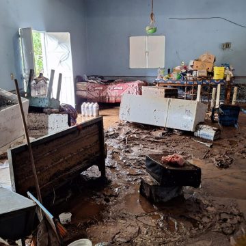 Desborde de barranca inundó Chila de la Sal y destruyó 15 viviendas