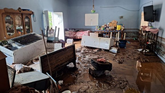 Desborde de barranca inundó Chila de la Sal y destruyó 15 viviendas