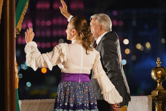 F6IHDmEa4AAk8qV AMLO modifica arenga: ¡muera la corrupción! ¡Qué muera la avaricia!