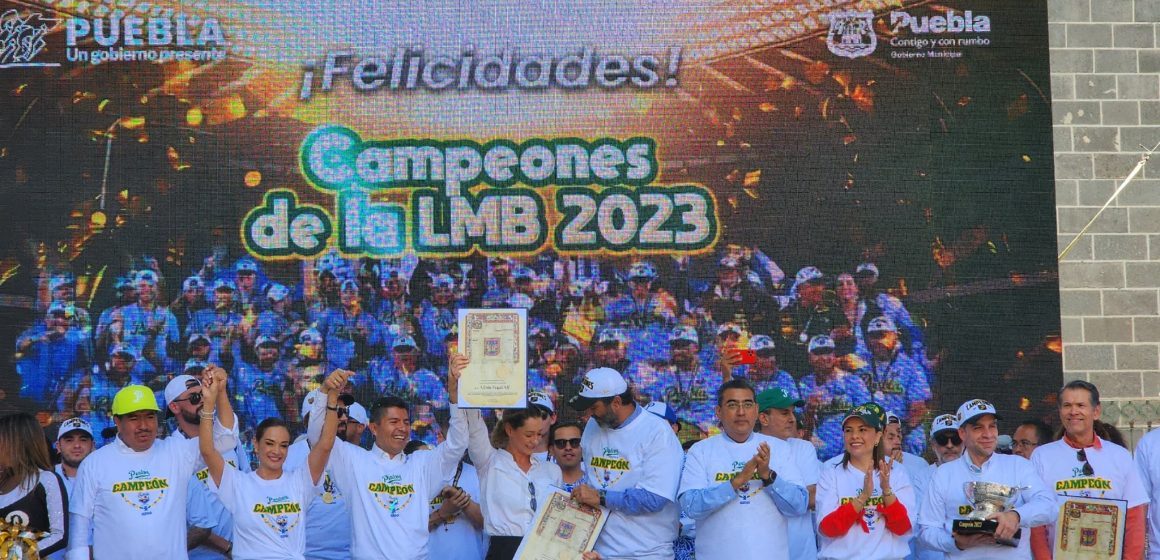 Pericos festeja con los poblanos ser campeones de la LMB