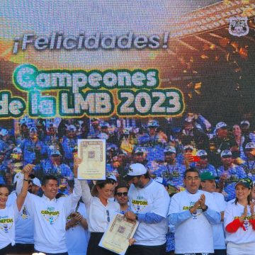 Pericos festeja con los poblanos ser campeones de la LMB