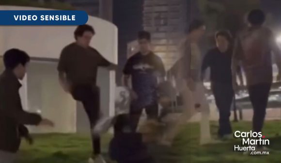 (VIDEO) Dan golpiza entre 7 a un joven frente a la Isla de Angelópolis